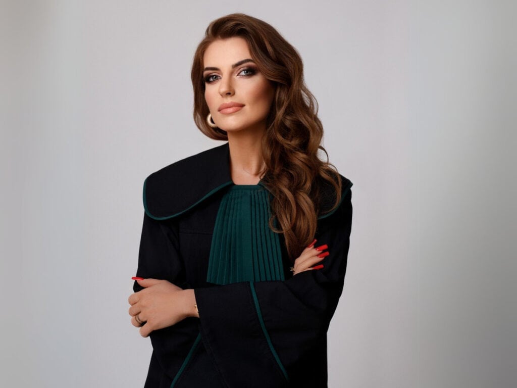 Adwokat Karolina Pająk w drodze na rozprawę rozwodową do Sądu Okręgowego w Kielcach – reprezentacja klienta przed sądem.