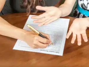 Jak udowodnić zdradę w sprawie o rozwód? Dowody które akceptuje sąd